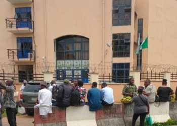 Nigeria: National Assembly Commission Staff Block Main Gates, Protest Against Poor Welfare, Neglect By Management