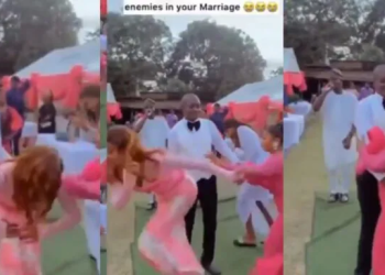 Nigeria: Drama as bride pushed away overzealous lady who tried to dance with her groom (Video)