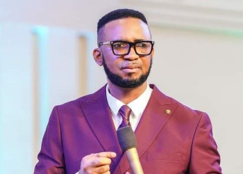 Nigeria: Pastor Chris Okafor demands DNA test as lady claims to be his daughter, threatens legal action (Video)